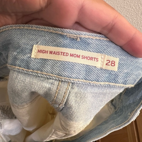 NWT Levi’s High Waisted Mom Shorts Bleach Dipped 28 - Picture 3 of 3